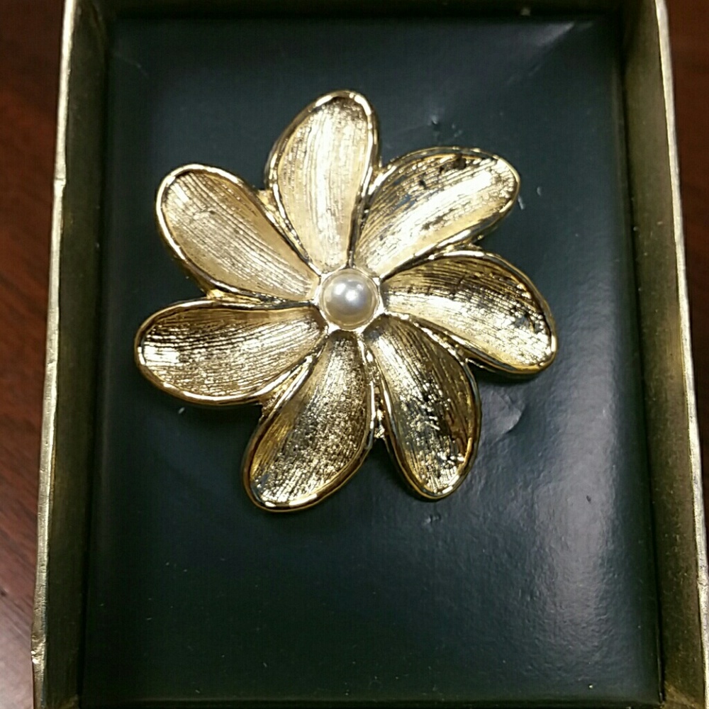 Gold and pearl brooch